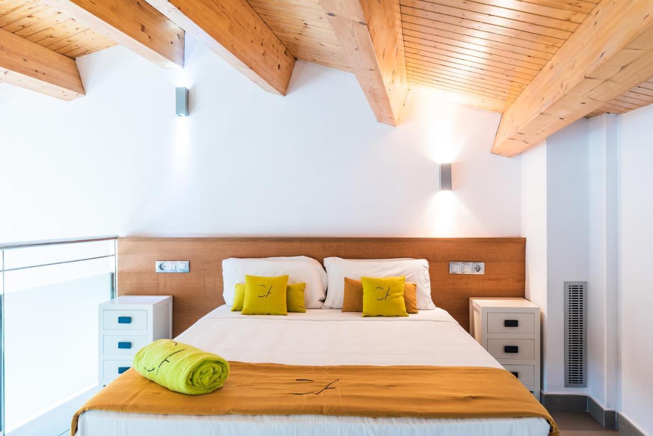 Aparthotel Las Palmeras Castelldefels Esterno foto