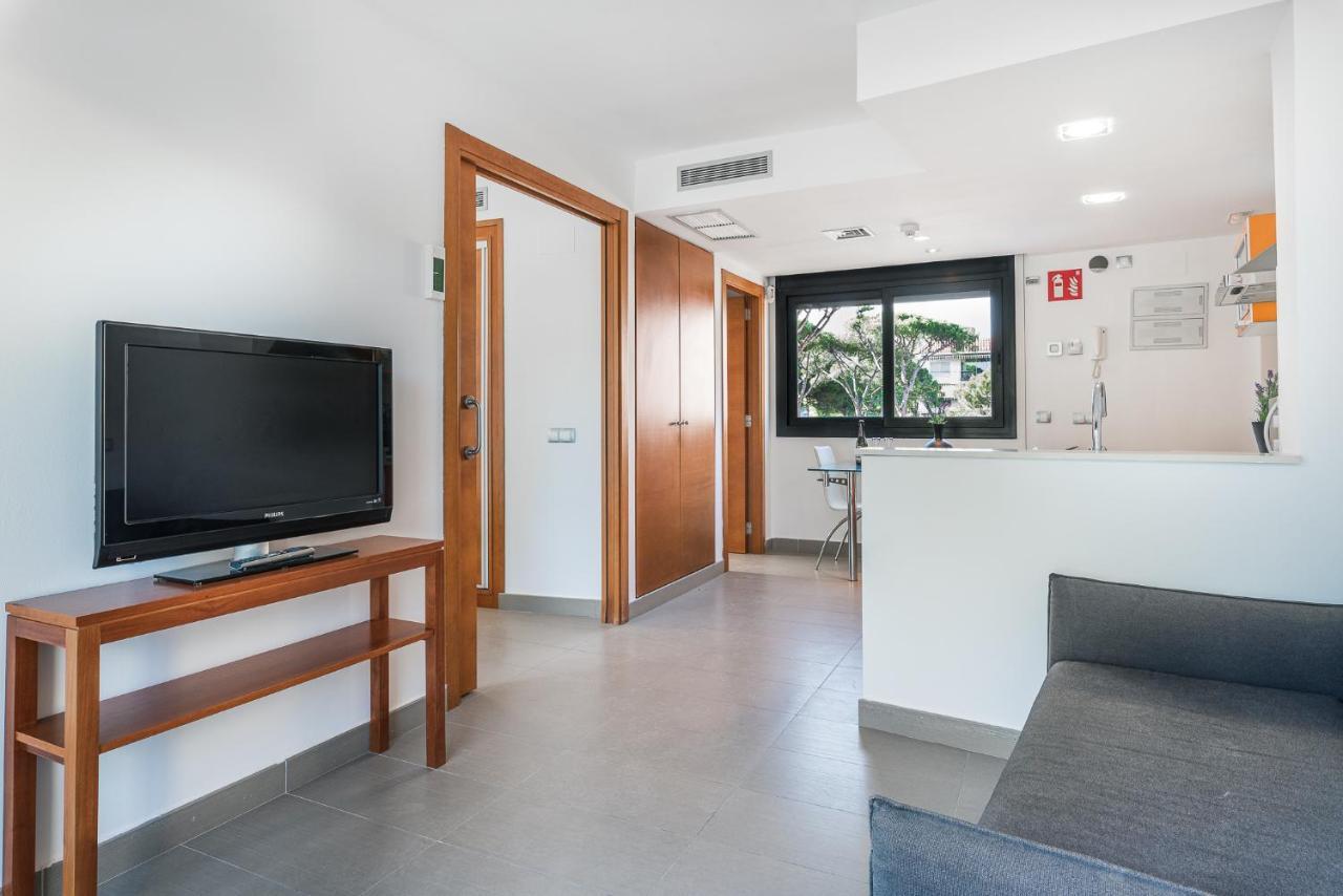 Aparthotel Las Palmeras Castelldefels Esterno foto
