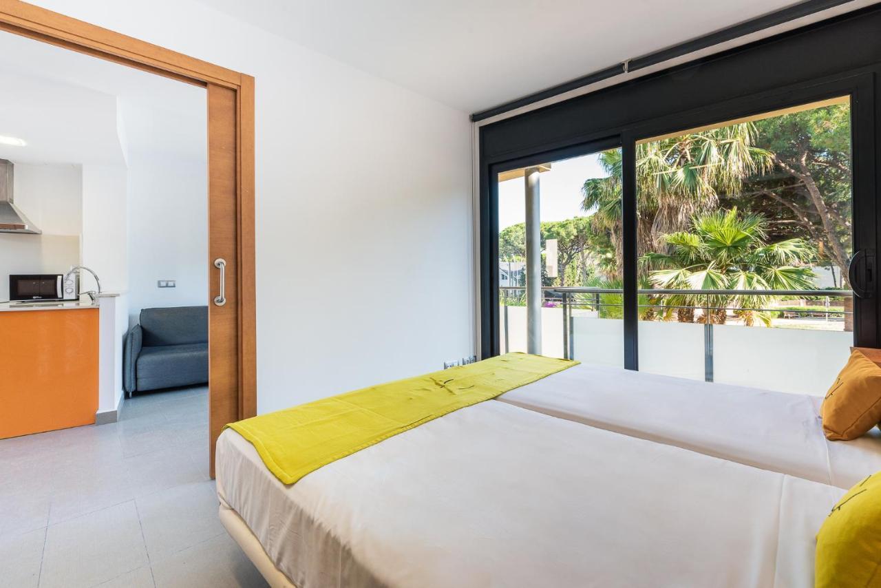 Aparthotel Las Palmeras Castelldefels Esterno foto