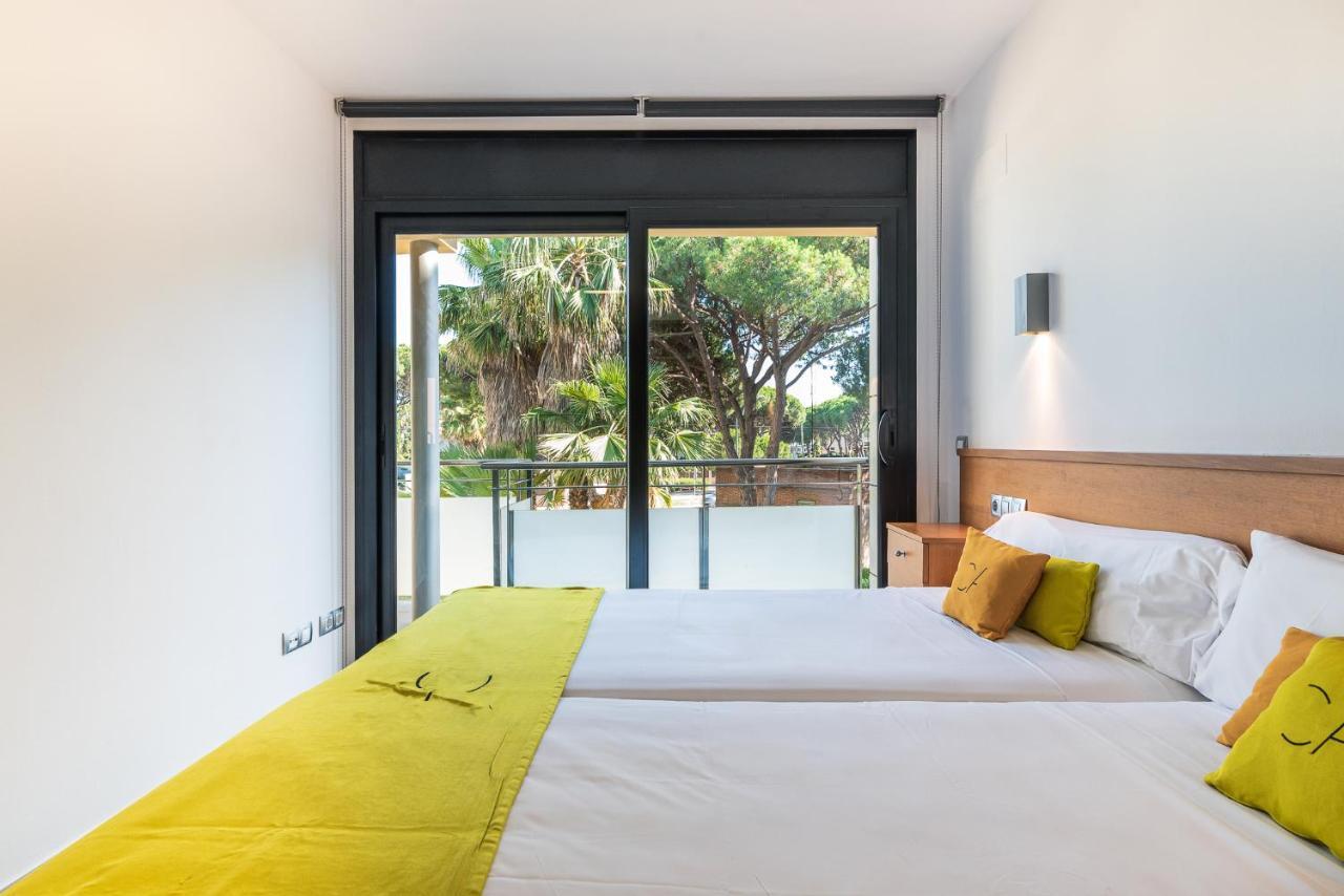 Aparthotel Las Palmeras Castelldefels Esterno foto