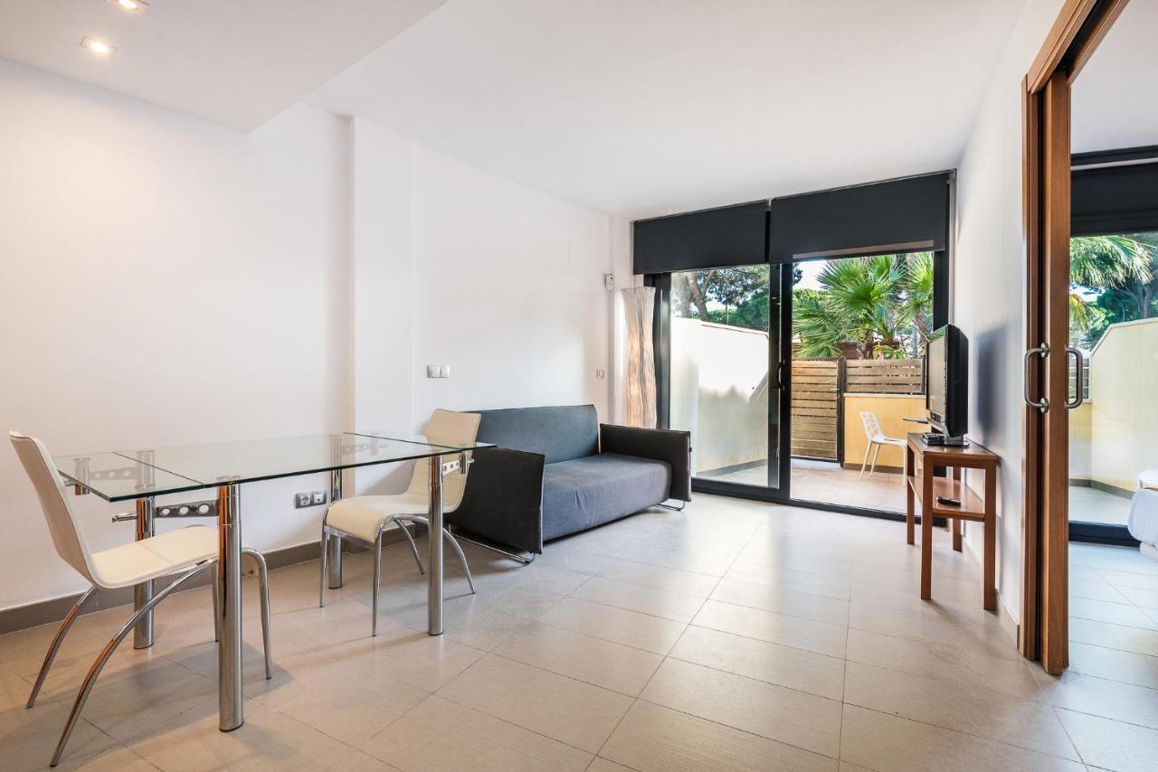 Aparthotel Las Palmeras Castelldefels Esterno foto