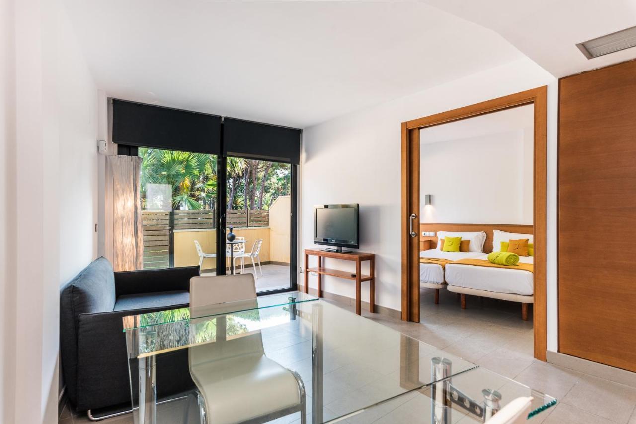 Aparthotel Las Palmeras Castelldefels Esterno foto