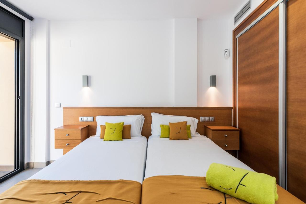 Aparthotel Las Palmeras Castelldefels Esterno foto