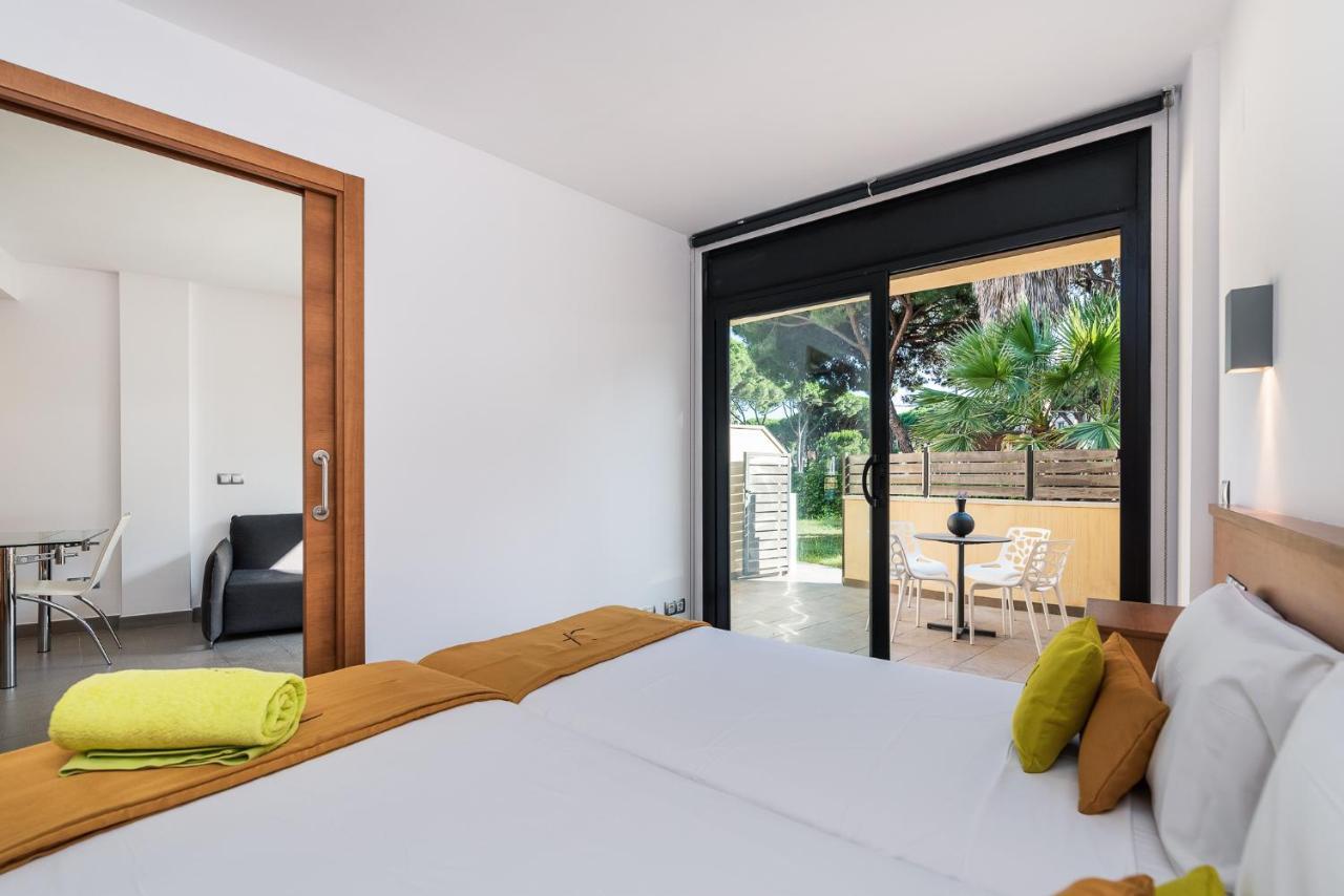 Aparthotel Las Palmeras Castelldefels Esterno foto