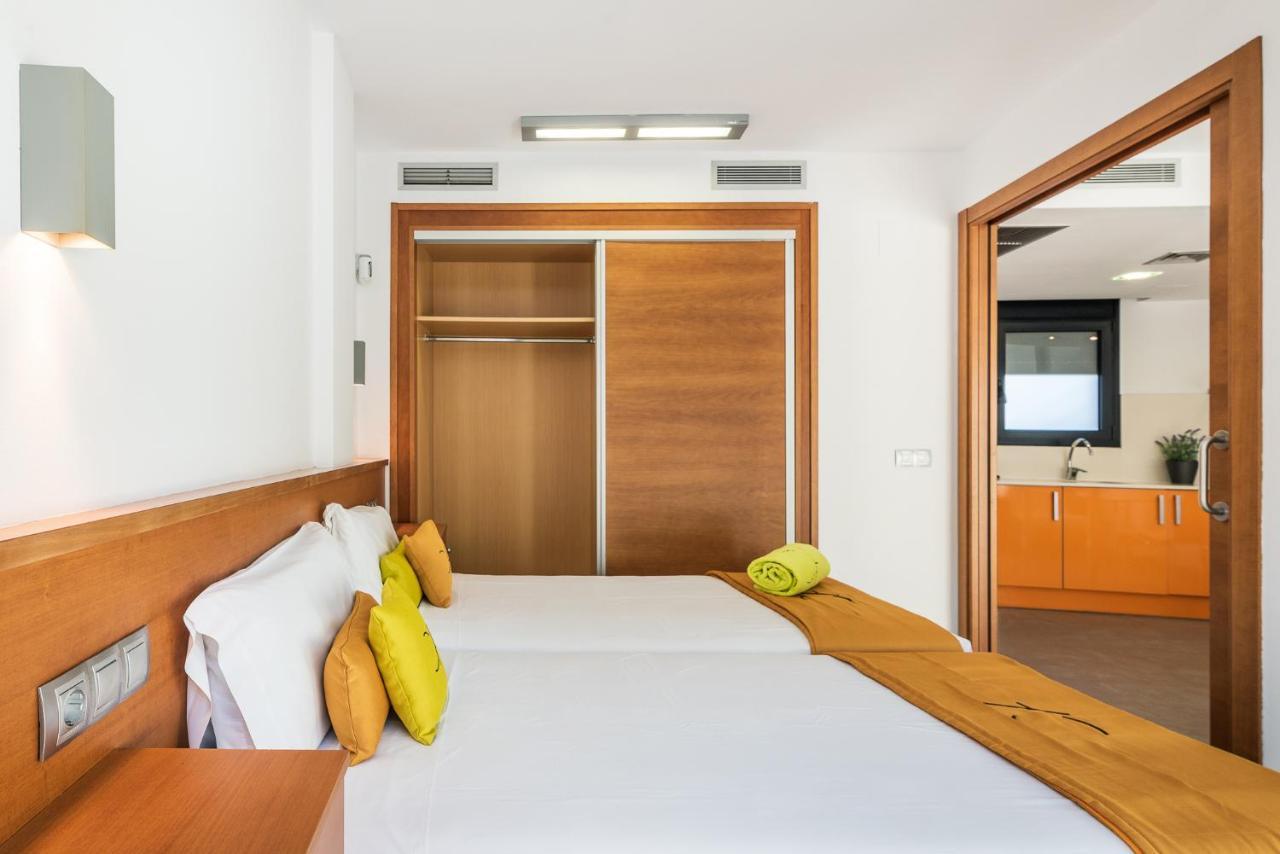 Aparthotel Las Palmeras Castelldefels Esterno foto