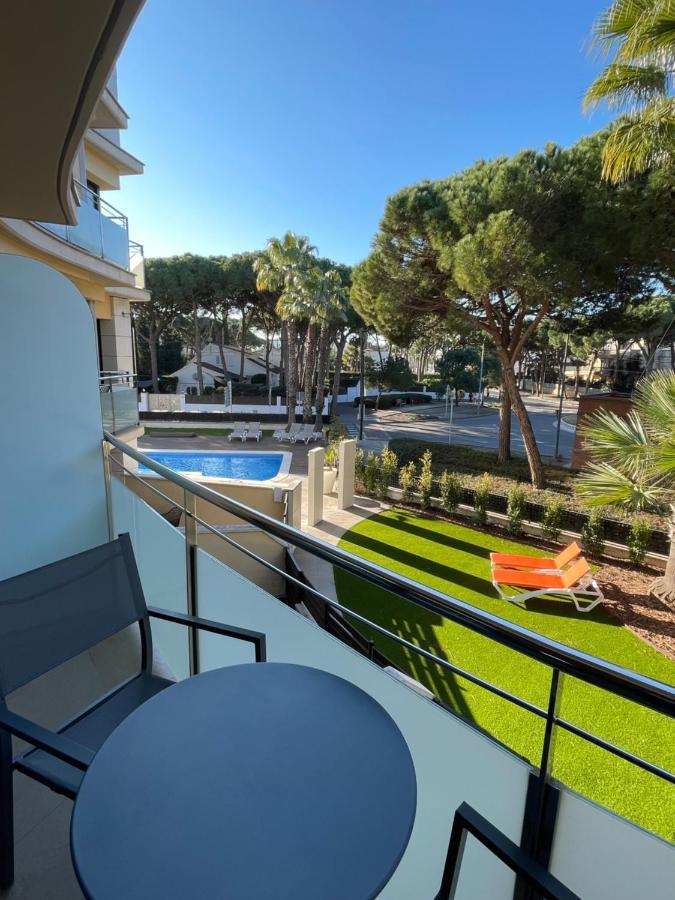 Aparthotel Las Palmeras Castelldefels Esterno foto